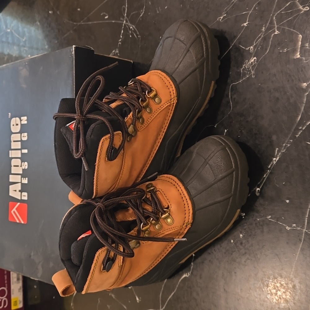 Alpine Design Woman's Sport Trekker, size 6, NIB,